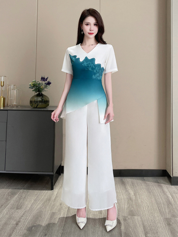 Női spa munkaruha: karcsúsított szabású, rövid ujjú, V-nyakú felső, poliészter keverék, nedvességelvezető anyag, rövidnadrág