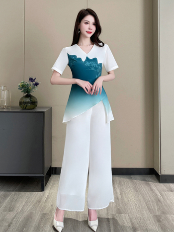 Női spa munkaruha: karcsúsított szabású, rövid ujjú, V-nyakú felső, poliészter keverék, nedvességelvezető anyag, rövidnadrág