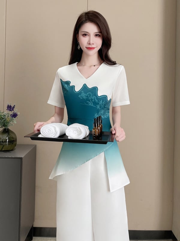 Női spa munkaruha: karcsúsított szabású, rövid ujjú, V-nyakú felső, poliészter keverék, nedvességelvezető anyag, rövidnadrág