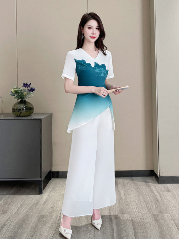 Női spa munkaruha: karcsúsított szabású, rövid ujjú, V-nyakú felső, poliészter keverék, nedvességelvezető anyag, rövidnadrág