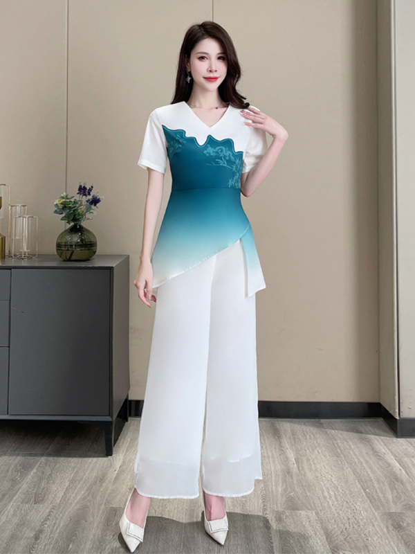 Női spa munkaruha: karcsúsított szabású, rövid ujjú, V-nyakú felső, poliészter keverék, nedvességelvezető anyag, rövidnadrág