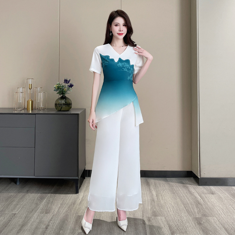 Női spa munkaruha: karcsúsított szabású, rövid ujjú, V-nyakú felső, poliészter keverék, nedvességelvezető anyag, rövidnadrág