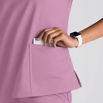 Unisex medicinski scrubs komplet - V-izrez, kratki rukavi, poliester-spandeks materijal s odvlačenjem vlage (odvlačenje vlage; Poliester 72% + Spandeks 7%; V-izrez; Kratki rukavi)