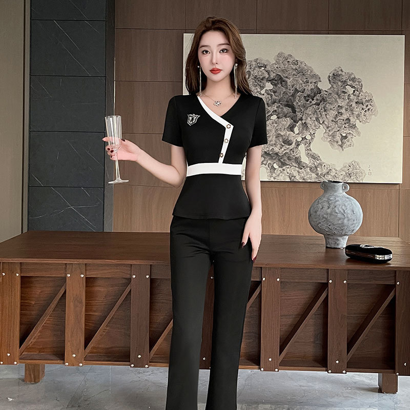 Ženski uniformni set za kozmetičarku – pantalonski kostim za wellness salon, s kratkim rukavima i dugim hlačama, elegantan, model 8607