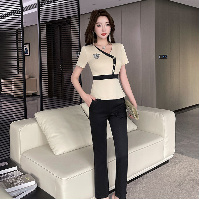 Ženski uniformni set za kozmetičarku – pantalonski kostim za wellness salon, s kratkim rukavima i dugim hlačama, elegantan, model 8607