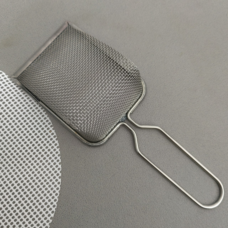 Új rozsdamentes acél macskaalom-szedő finom lyukakkal, alkalmas bentonitos almot számára
