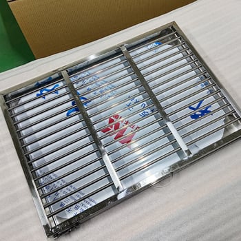 Rozsdamentes acélból készült kutyatoalett közvetlen lefolyással a csatornába, kerítéssel körülvéve, készen használatra