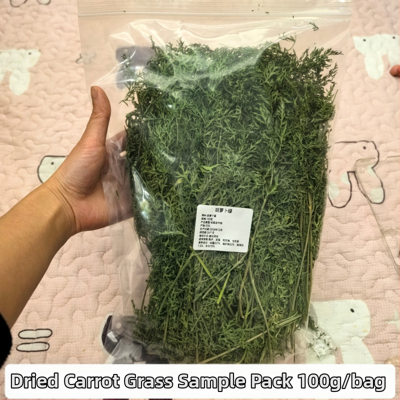 Žāvēta lucernas zāles maisījums ar lieliem lapu gabaliem, burkānu galviņām un pļavas zālēm – činchilai un trusīšiem, atbalsta gremošanu un zobu nolietojumu