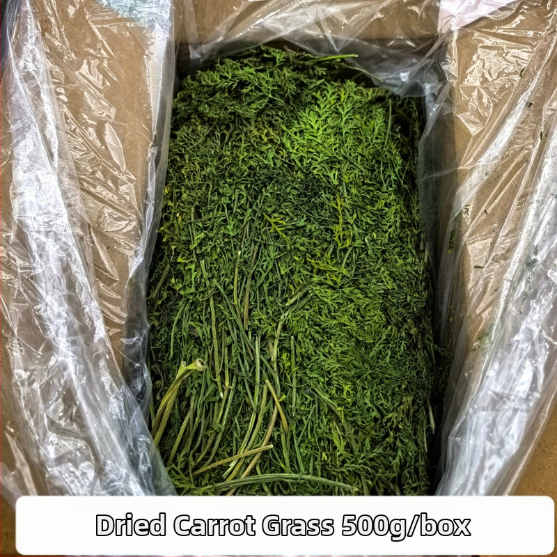 Žāvēta lucernas zāles maisījums ar lieliem lapu gabaliem, burkānu galviņām un pļavas zālēm – činchilai un trusīšiem, atbalsta gremošanu un zobu nolietojumu