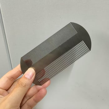 Denason rozsdamentes acélból készült kisállatgondozó fésű – kétoldalú finfogú, kíméletes a fejbőrre, kutyáknak és macskáknak