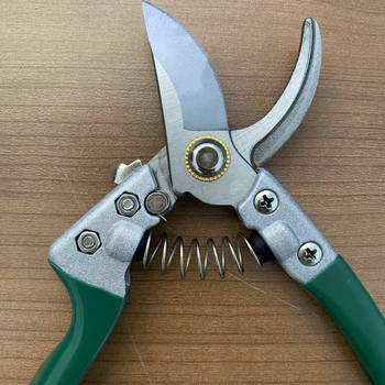 Foarfecă de grădină pentru tăiat - design Classic Alice (marcă Essence; lamă SK5; greutate 220 g)