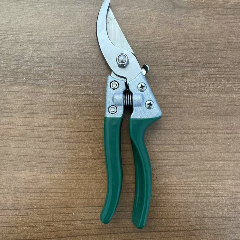 Foarfecă de grădină pentru tăiat - design Classic Alice (marcă Essence; lamă SK5; greutate 220 g)