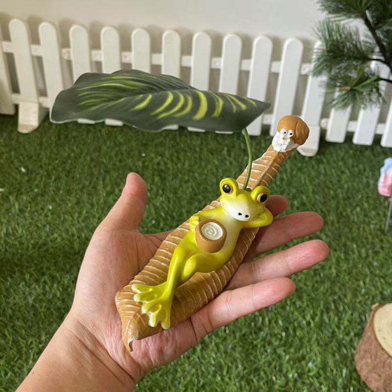 Figura žabe s kišobranom – vrtna i stolna dekoracija (Materijal: smola; Vrsta materijala: plast, smola; Kategorija: proizvodi od smole)