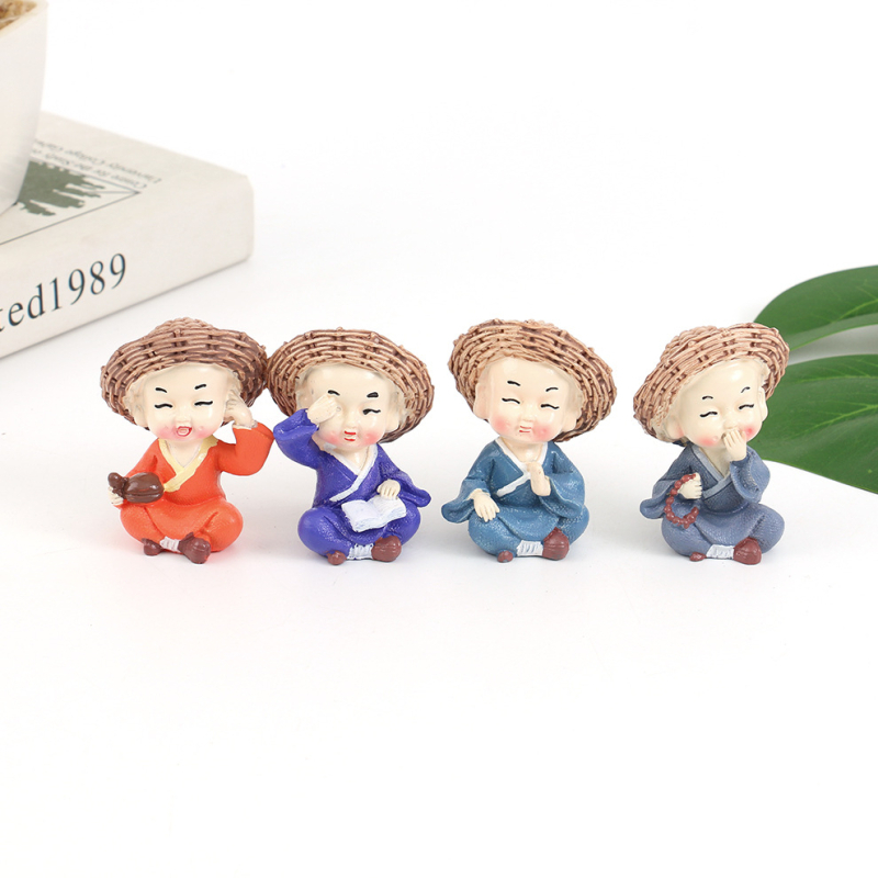 Blue Meow figură decorativă din rășină - mini păpușă, călugăr cu pălărie de paie, micro peisaj