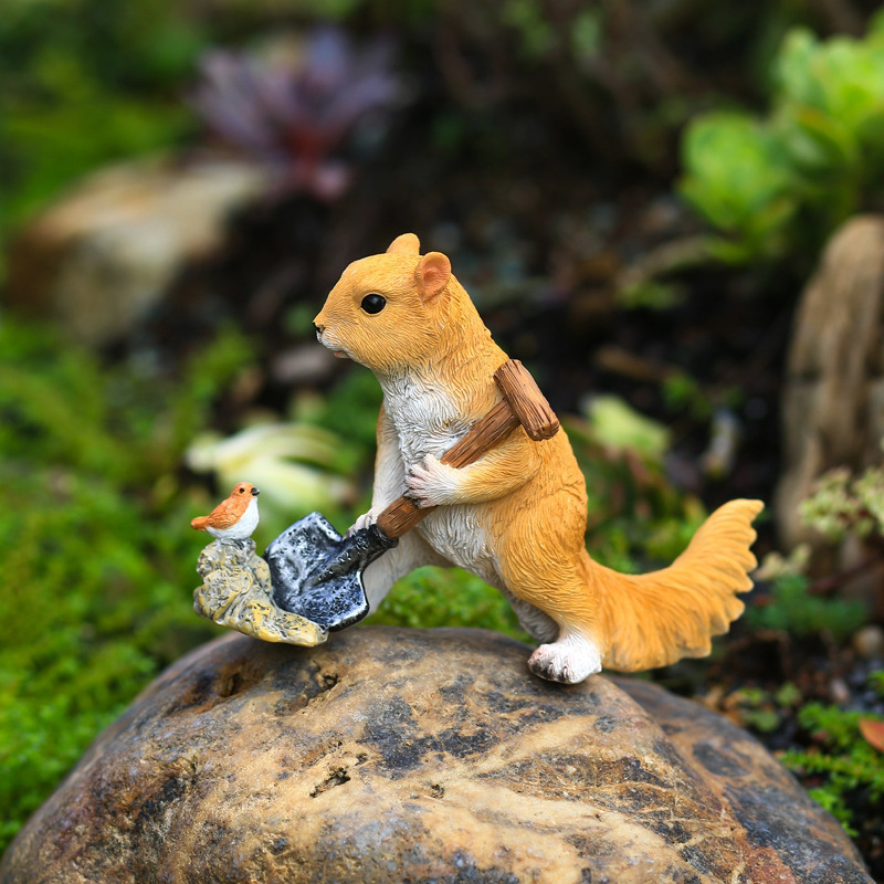 Ornament de grădină din rășină - veveriță drăguță cu lopățică, stil pastoral, artizanat din rășină
