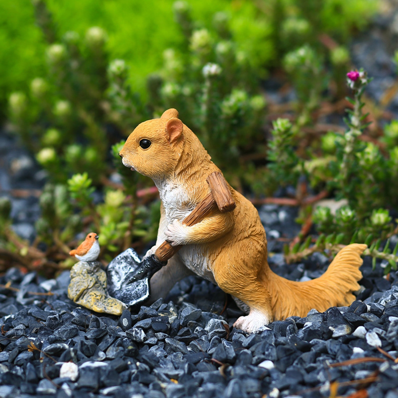 Ornament de grădină din rășină - veveriță drăguță cu lopățică, stil pastoral, artizanat din rășină