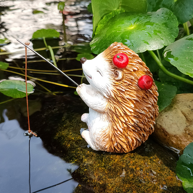 Jež u ribolovu – dekorativna figura od smole za vrt i akvarij (Sintetička smola, Brend Funny, Crtani stil)