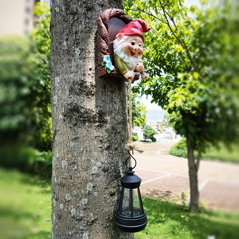 Kertni patuljak ukras od sintetičke smole – božićni stil; kategorija: crtani; pogodne praznike: univerzalno, Božić, Noć vještica, Uskrs