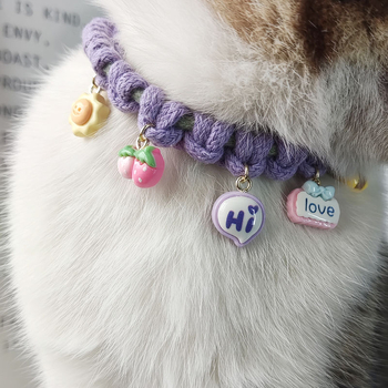 Macska gallér méhecske medállal, kézzel kötött angora anyagból, állítható