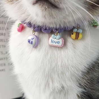 Macska gallér méhecske medállal, kézzel kötött angora anyagból, állítható