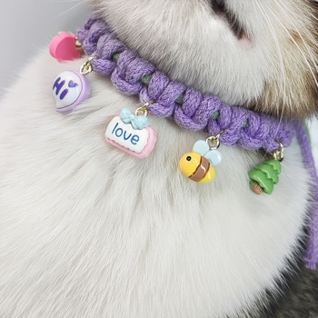 Macska gallér méhecske medállal, kézzel kötött angora anyagból, állítható