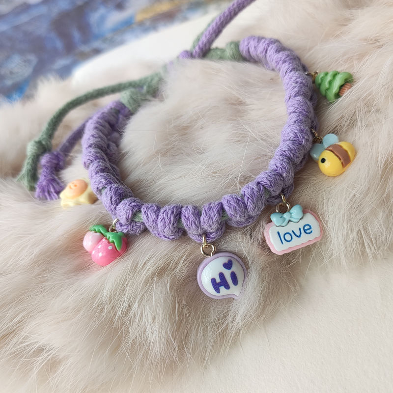 Macska gallér méhecske medállal, kézzel kötött angora anyagból, állítható