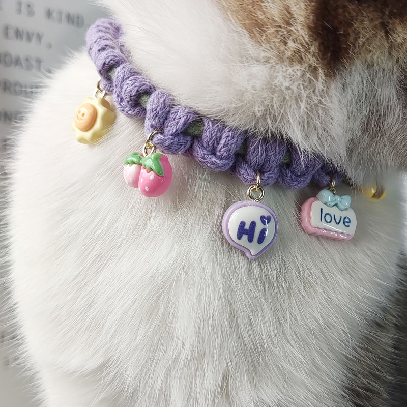 Macska gallér méhecske medállal, kézzel kötött angora anyagból, állítható