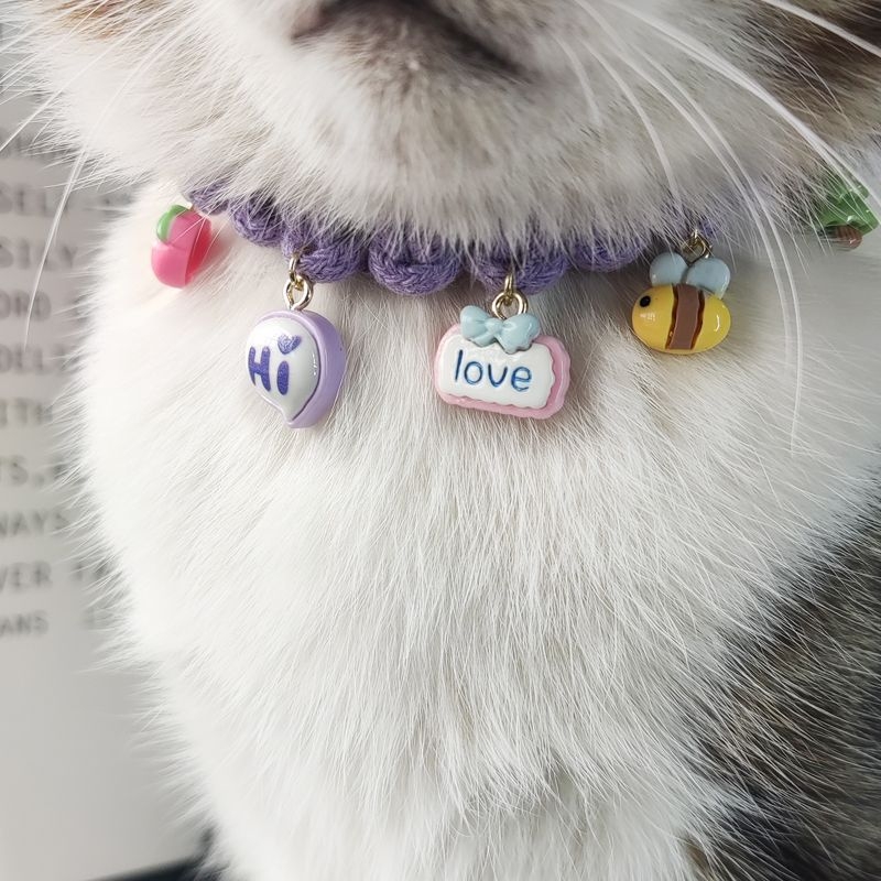 Macska gallér méhecske medállal, kézzel kötött angora anyagból, állítható