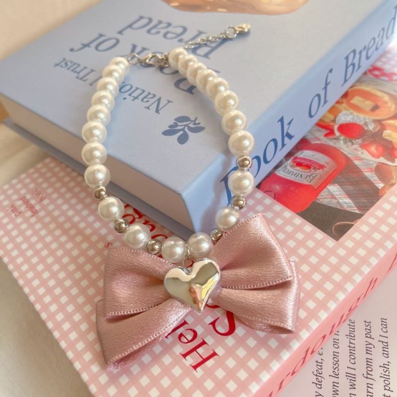 Kaķa kaklarota no sveķiem ar pērļu akcentu vasaras sezonai