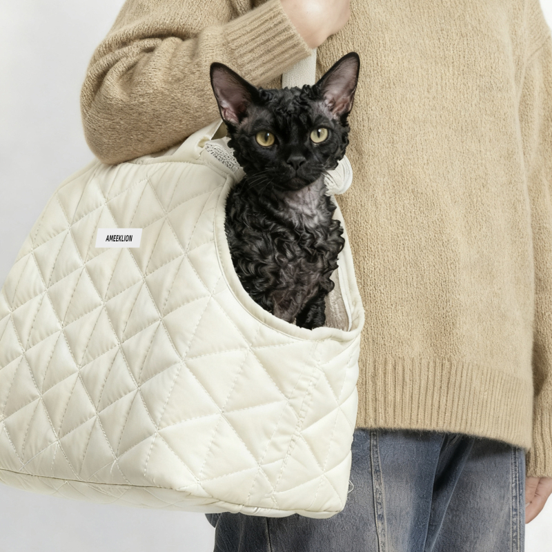 Преносна раница за домашни любимци с отвор за глава, външен Peach Skin и вътрешна Arctic Velvet подплата, подходяща за котки до 4,5 кг или малки кучета до 3,5 кг