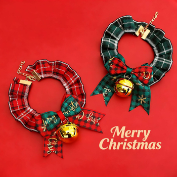 Állatbarát karácsonyi rajzfilmnyakörv macskáknak és kutyáknak, piros díszítéssel, csipkés masnival és haranggal, nyálkendővel