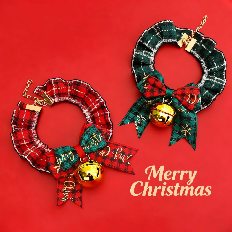 Állatbarát karácsonyi rajzfilmnyakörv macskáknak és kutyáknak, piros díszítéssel, csipkés masnival és haranggal, nyálkendővel
