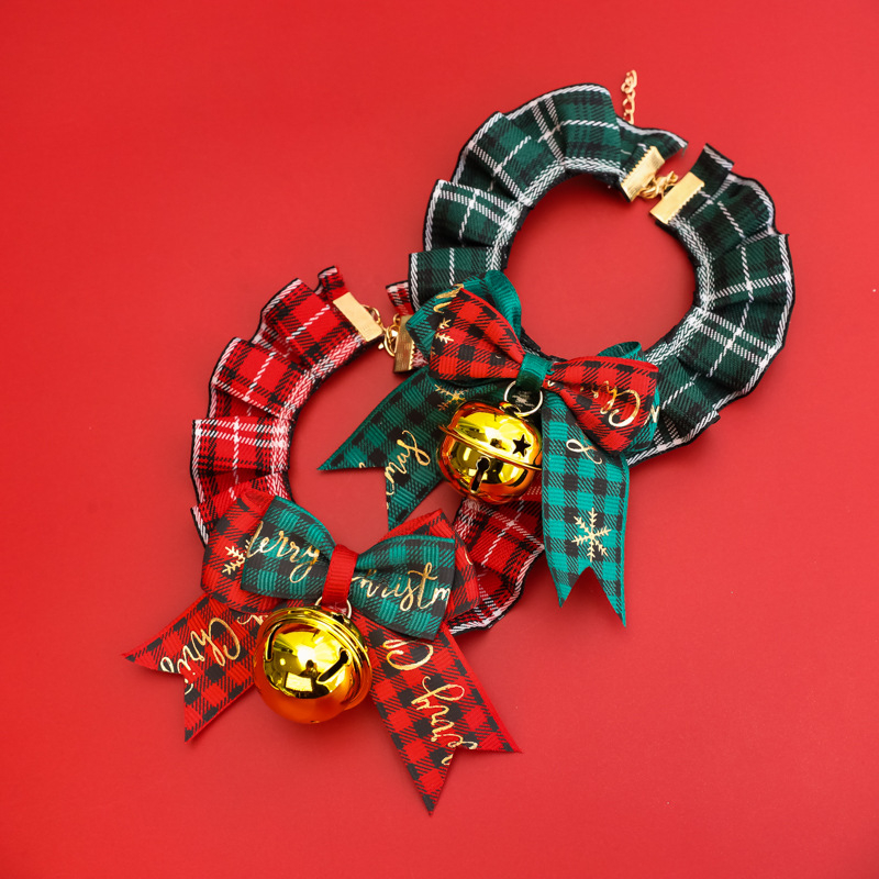 Állatbarát karácsonyi rajzfilmnyakörv macskáknak és kutyáknak, piros díszítéssel, csipkés masnival és haranggal, nyálkendővel
