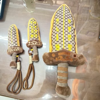 Λούτρινο κολιέ-δαχτυλίδι σε σχήμα σπαθιού Γκουγιάν (Λούτρινο παιχνίδι; Στυλ: Όπλο; Γέμισμα: PP βάμβακι; Κοντή γούνα; Ηλικίες 14+)