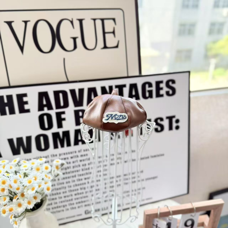 Αξεσουάρ κεφαλής για κατοικίδια: Μπερέ κολοκύθα για σκύλους και γάτες (Μοντέλο: γράμματα; Υλικό: Πολυεστέρας; Ύφανση: Τιλ; Εκτύπωση: Εκτύπωση; Κατάλληλο για τέσσερις εποχές)