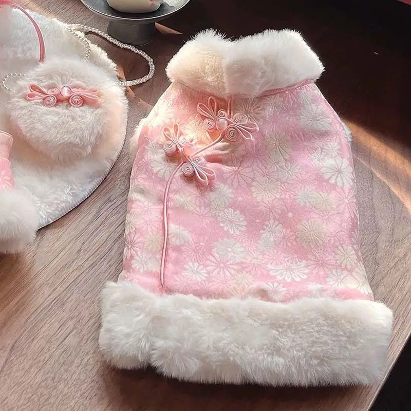 Kisállatruha kutyáknak és macskáknak, őszi–téli Tang-stílus, kerek nyakú, hímzett nyúl-szőrrel, kockás mintázat.