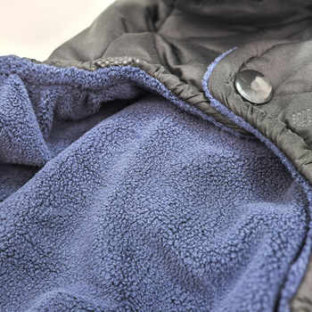 Téli vastagított kisállat kabát — pamut kabát bársonyos reliefmintával macskáknak és kölyökkutyáknak (Importált; IP engedélyezett; Eredet: Tajvan/Kína)