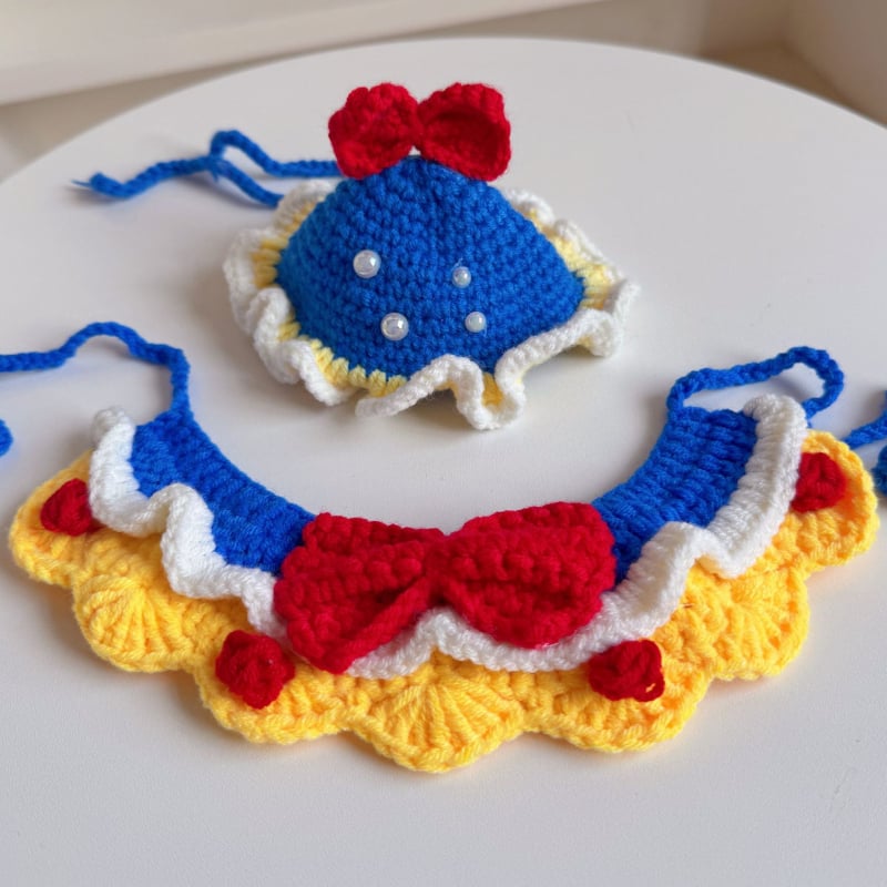 Sada pletených doplnkov pre domáce zvieratá: obojok pre mačky a psy, čiapky, šály, biby a zástery; polyester, warp-knit pletenie; vhodné pre všetky ročné obdobia