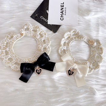 Chanel-stílusú retro állatnyakörv aranyszálas fonallal, masnival és kézzel kötött sállal macskáknak és kiskutyáknak