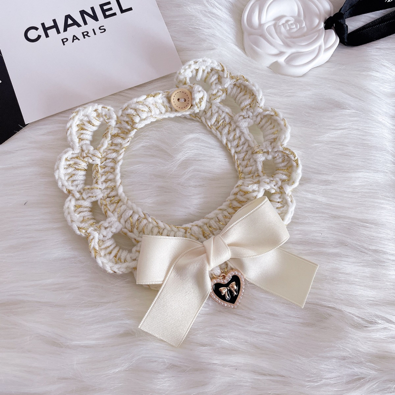 Chanel-stílusú retro állatnyakörv aranyszálas fonallal, masnival és kézzel kötött sállal macskáknak és kiskutyáknak