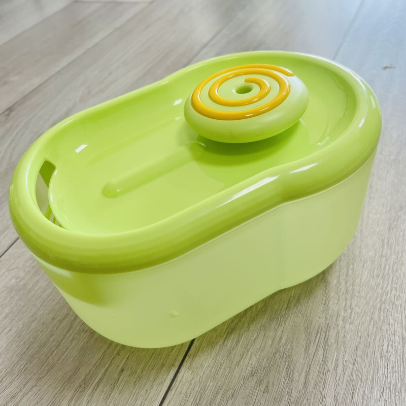 Dispenzer za vodu za mačke, odvojivi dizajn, model Yh-002, kod 001, izdanje 2025, težina 440 g