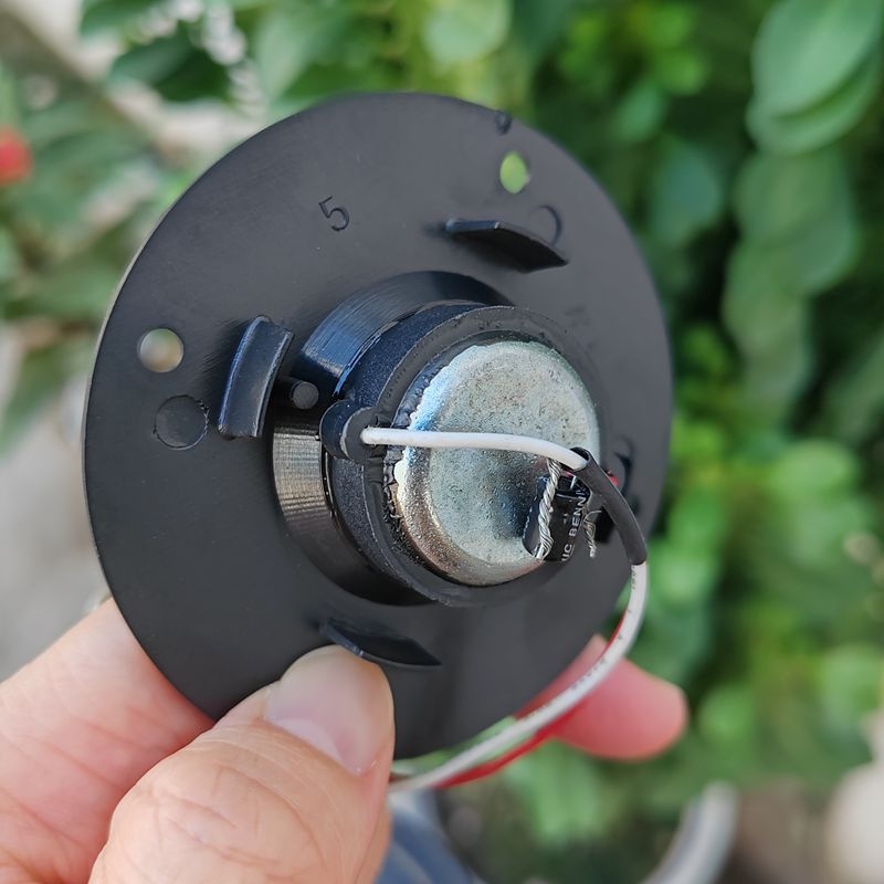 Panelni visokotonac s titanijskom membranom, vanjski magnetski krug, 8 Ω, 20 W, ugrađeni kondenzator