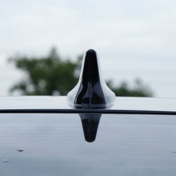 Weiyao univerzálna dekoratívna anténa na strechu s tvarom žraločej plutvy, závitové uchytenie, 12V