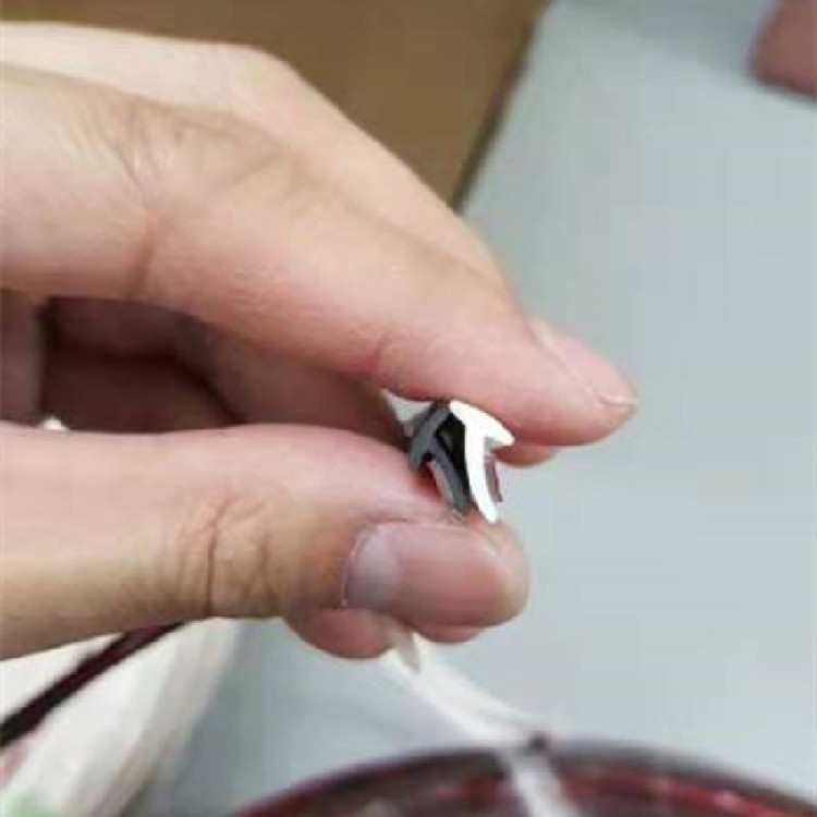 Автомобилен уплътнителен лента – диагонална Т-образна форма, гума, модел XC-3312, 2 мм дебелина, за предно и задна част на капака и пролуки около фаровете (Модел XC-3312; Дебелина 2 мм; Материал: гума)