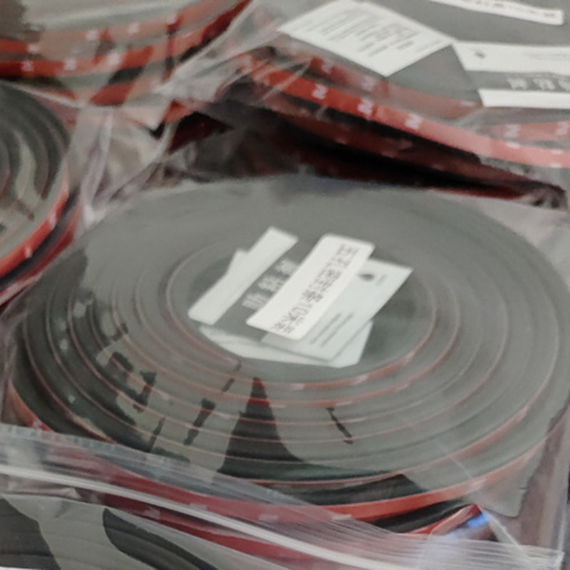 Автомобилен уплътнител с самозалепваща повърхност за звукоизолация – пет отвора за краищата на врати; гума, дебелина 5 мм; подходящ за врата, A-колона, B-колона, багажник и преден капак; съвместим с всички модели