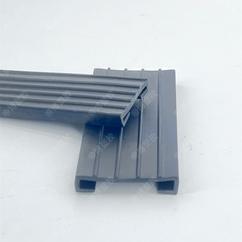 Automobilska gumena rubna traka s U-oblomom, staklenim umetkom i profilom s utorom za karticu (Automobilska industrija)