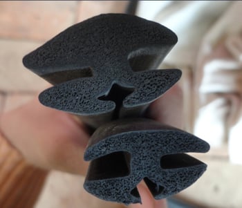 Bandă etanșare din EPDM pentru sticlă, 3-canal, pentru parbriz auto și ferestrele de observare ale trenurilor și navelor