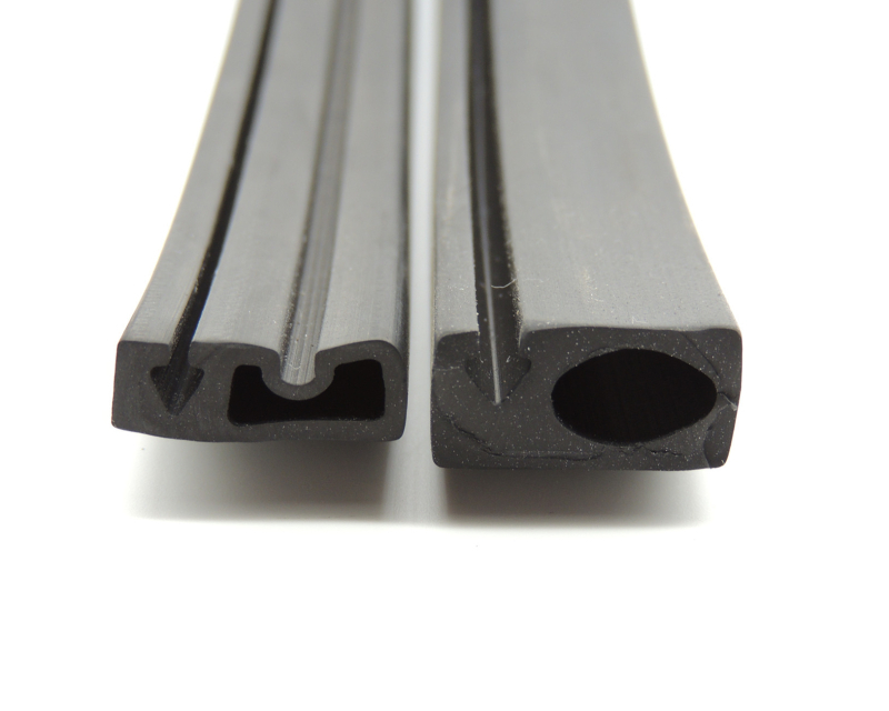 Blīvējuma lenta fotovoltisko stiprinājumu nolūkam, PVC-EPDM materiāls, pielāgota šķērsgriezuma daļa, augsta temperatūras izturība, nodiluma un korozijas izturība, piemērota automobiļiem, ledusskapjiem, elektroierīcēm, skapjiem, durvīm un konteineriem