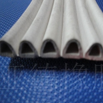 Gumijas blīvgumijums auto durvīm un bagāžas nodalījumam – ūdensnecaurlaidīgs, laikapstākļu izturīgs, putekļu izturīgs; temperatūras diapazons -60°C līdz 150°C