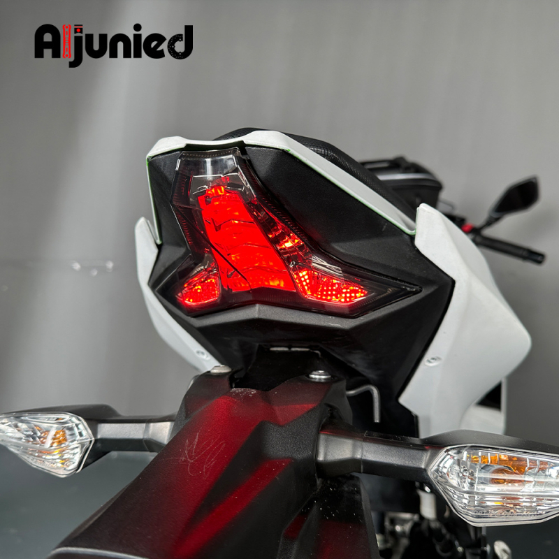 LED stražnja svjetla N406 za Kawasaki Z400/Ninja400/ZX-10R/Z1000 s kratkim stražnjim krilom i nosačem registarske pločice; 12V, 0.6W vožnja, 2.5W kočenje, 10W pokazivač